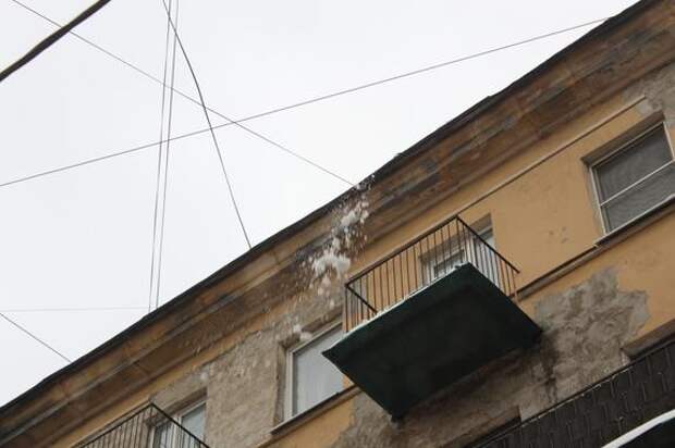 СК проверяет обстоятельства падения наледи на женщину на Разъезжей улице