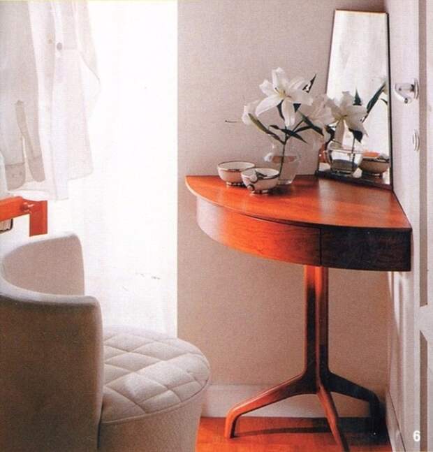Угловой столик можно использовать в качестве туалетного или обычной тумбы. / Фото: dekorin.me