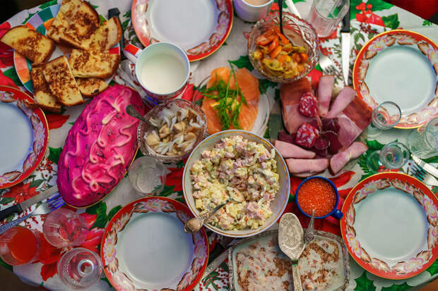 Диетолог Медведева: многочасовое сидение за новогодним столом вредит организму