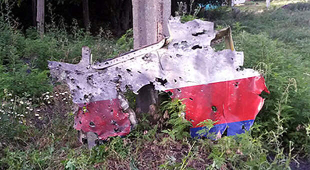 Фрагмент фюзеляжа лайнера Malaysia Airlines со следами поражения шрапнелью.