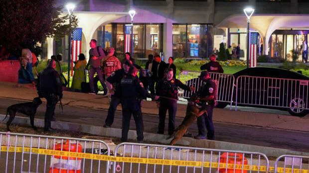 Белый дом назвал стрельбу на приеме Трампа попыткой покушения на его жизнь