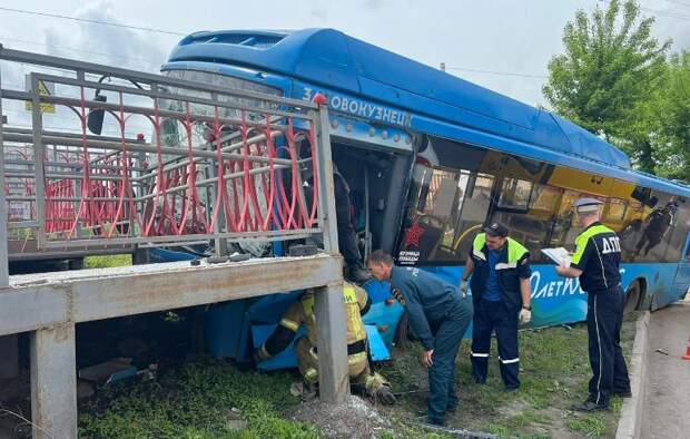 В Новокузнецке автобус слетел с дороги и врезался в ограждение