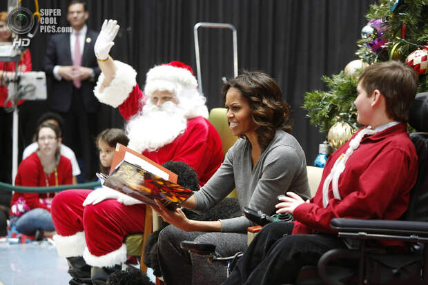 США. Вашингтон, округ Колумбия. 16 декабря. Мишель Обама читает сказку в Детском национальном медицинском центре. (REUTERS/Jonathan Ernst)