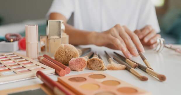 Половина опрошенных зумеров покупает косметику на эмоциях