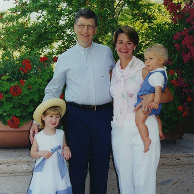 Мелинда и Билл Гейтс с детьми