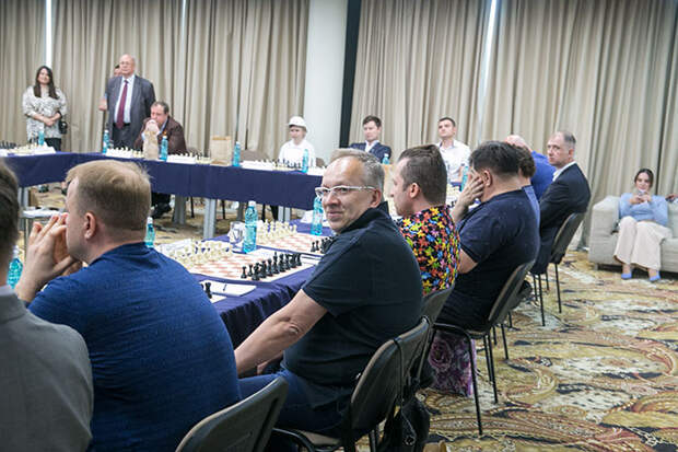 Новосибирские бизнесмены сразились с чемпионом мира по шахматам Анатолием Карповым