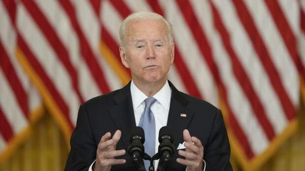 Ведущий CBS Кольбер поднял Байдена на смех после его неудачной «схватки» с пиджаком