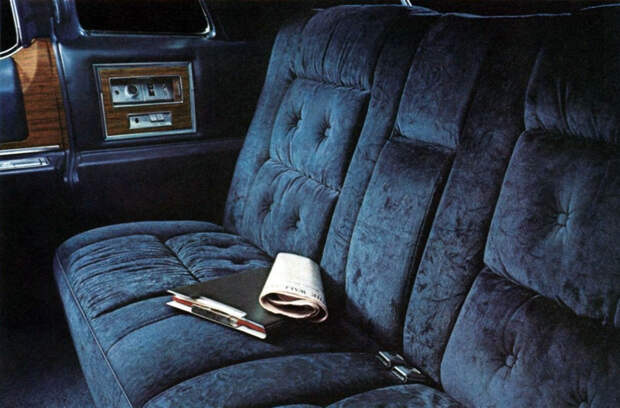 Шикарный велюровый салон Cadillac Fleetwood Seventy-Five 1976 года