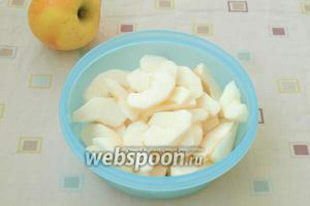 Подготовить яблоки: почистить шкурку, удалить из яблок семена и нарезать дольками по 3-4 мм.