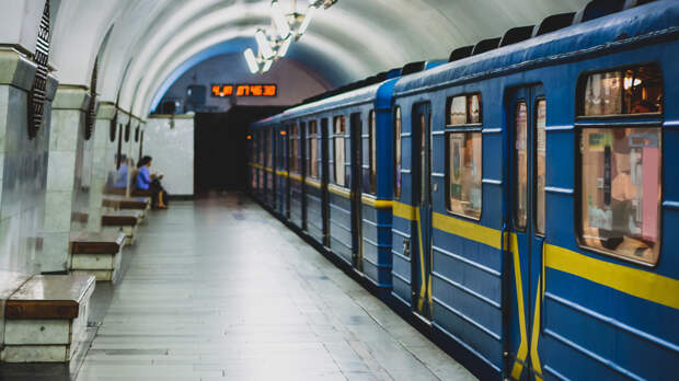 В Киеве из-за проблем с электроснабжением ограничили движение на ветке метро