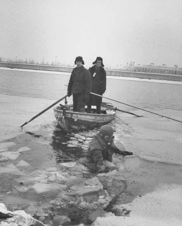 Водолазы, работающие в любую погоду на Москве-реке.