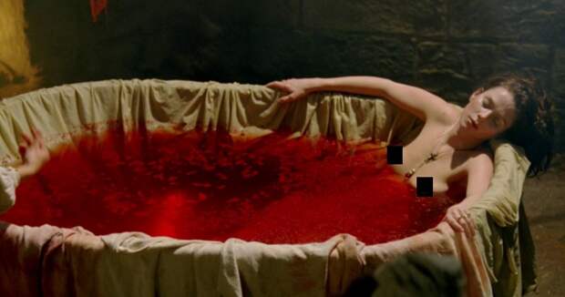 Жуткие расправы и ванны из крови молодых девушек, как графиня Батори пыталась сохранить увядающую красоту