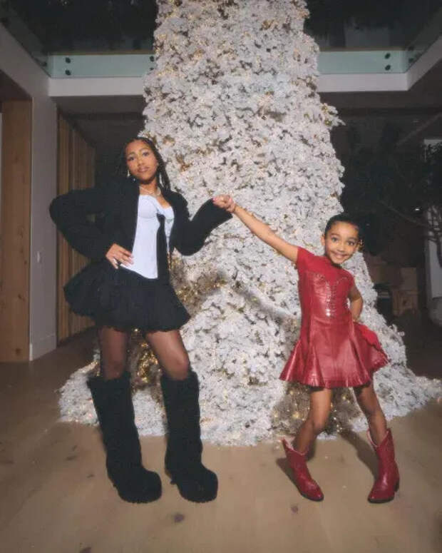 Норт с младшей сестрой