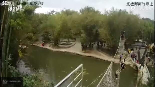 Видео: в Китае обрушился канатный мост с туристами