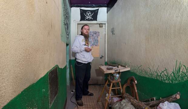 9 фото затворников, которые несколько лет не выходят из дома и радуются этому