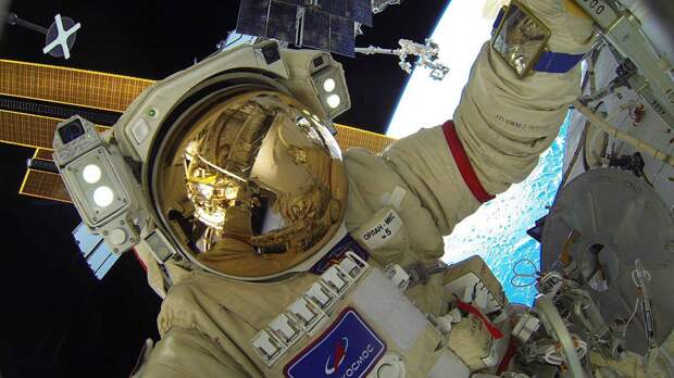 Космонавты Матвеев и Артемьев завершили выход в открытый космос