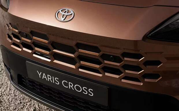 Мини-гибрид Toyota Yaris Cross сменил «прическу» и получил новые опции