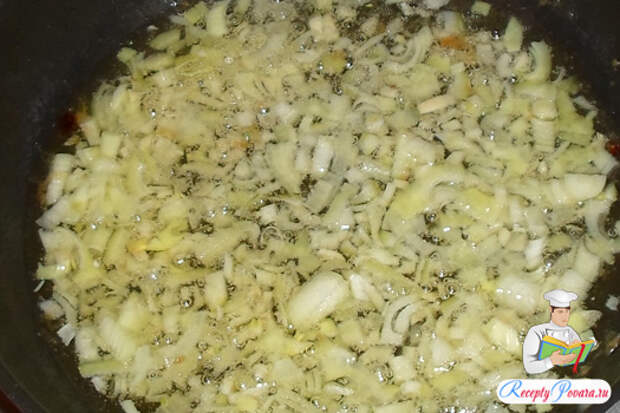 Жарим лук и чеснок