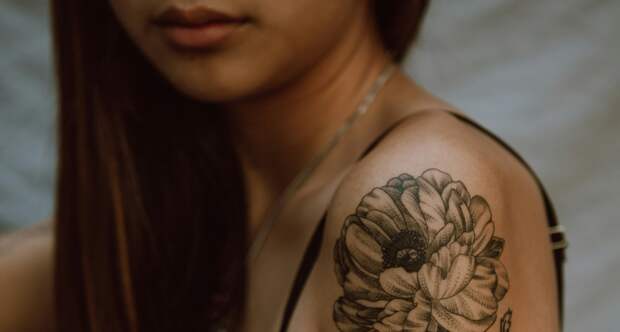 Решившая удалить татуировки россиянка показала шрамы по всему телу после процедуры