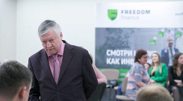 Новосибирские бизнесмены сразились с чемпионом мира по шахматам Анатолием Карповым