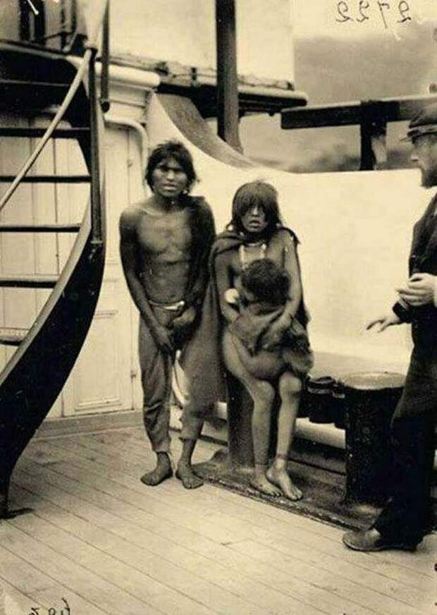 Семью индейцев везут в Европу в качестве новых обитателей зоопарка. 1889 год. жизнь, прошлое, ситуация, факт