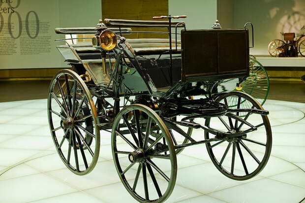 Моторизованная карета Даймлера - первый автомобиль с двигателем внутреннего сгорания