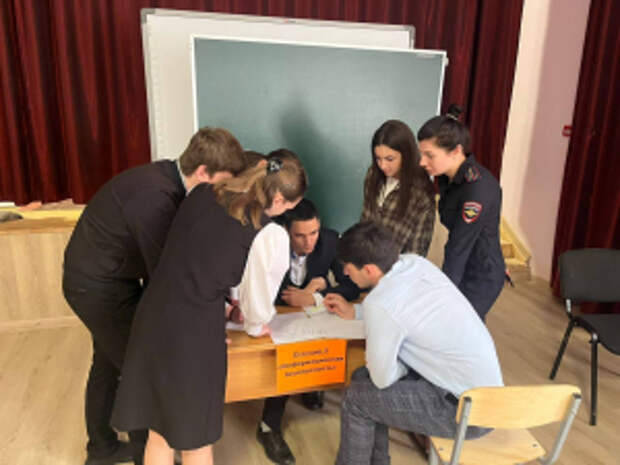 В Северной Осетии полицейские организовали для школьников квест-игру «Предупреждён — значит защищён», направленную на формирование навыков безопасного поведения и профилактику экстремизма