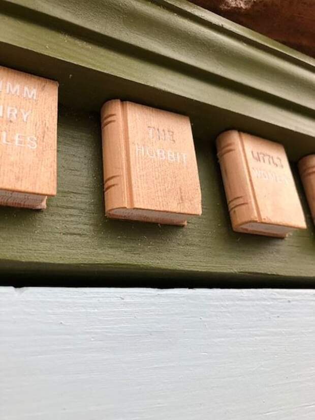 https://img.lifter.world/data/2019/jan/164/dead-tree-little-free-library-sharalee-armitage-howard-5-5c3471c04dc4f__700.jpg