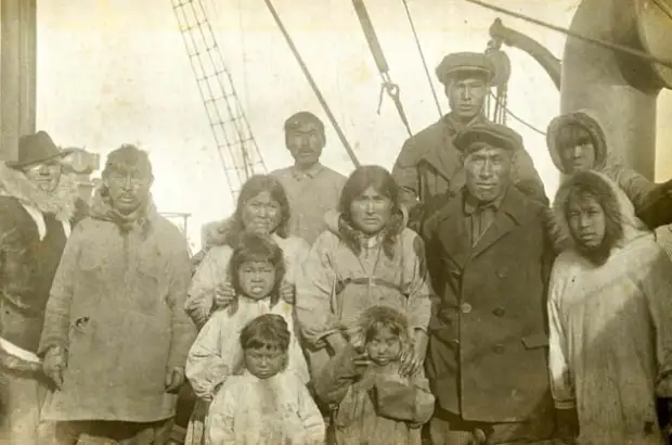 Колонисты острова Врангеля перед эвакуацией на материк на борту канонерской лодки «Красный Октябрь», 19 августа 1924 года