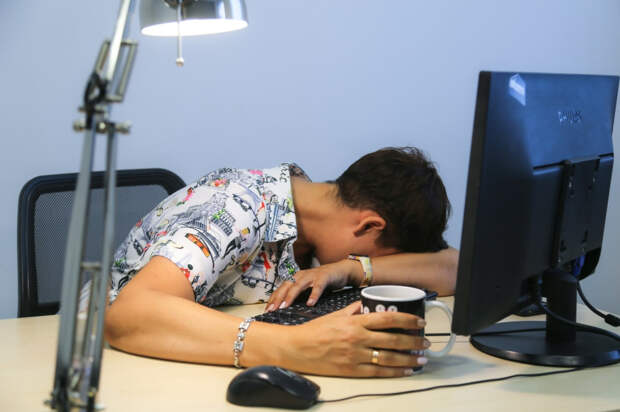 Сомнолог объяснила, почему приборы для сна почти бесполезны