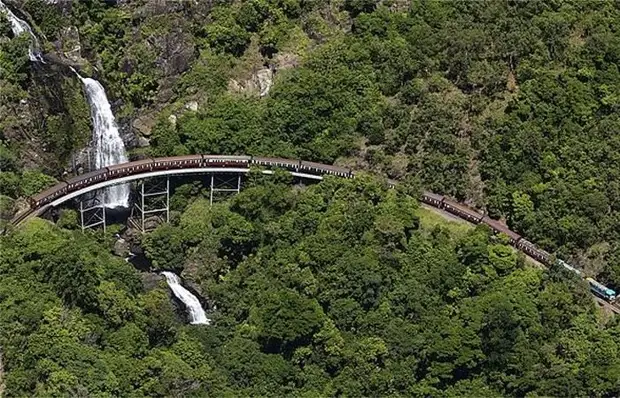 Завораживает и пугает: «Железная дорога Куранда-Сценик». Завораживает и пугает: «Железная дорога Куранда-Сценик».