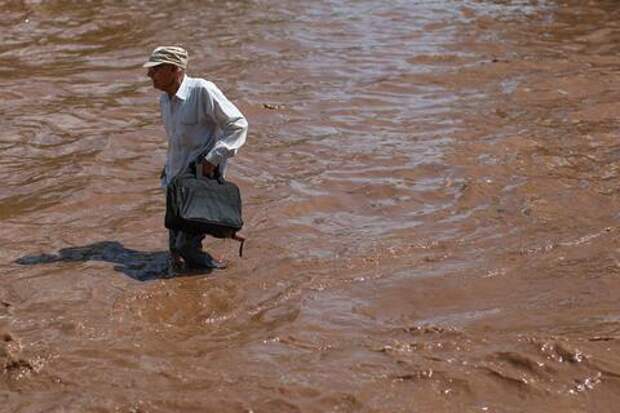 Вода сносит машины, люди лезут в окна: что творится в Дагестане после удара стихии