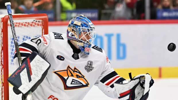 Вратаря «Металлурга» удалили до конца матча плей-офф КХЛ за колющий удар клюшкой