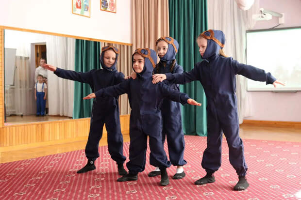 Встреча поколений: ветераны авиации и юные мечтатели в детском саду «Жемчужинка»