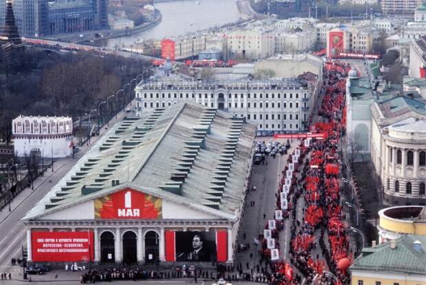 Массовое шествие советских трудящихся.