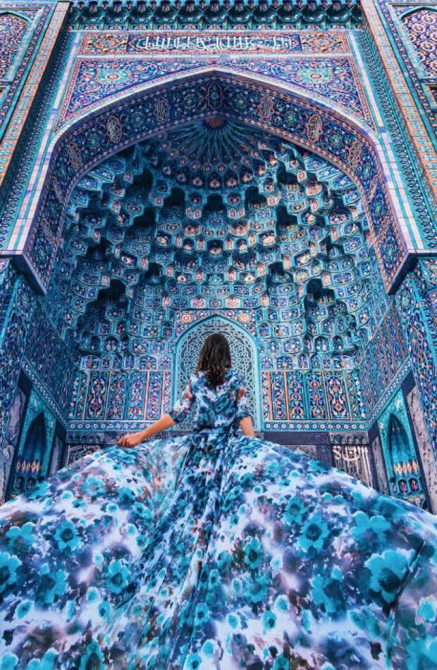 Айгуль в шикарном платье, сочетающимся с фоном сотового свода портала Соборной мечети Санкт-Петербурга, Россия.