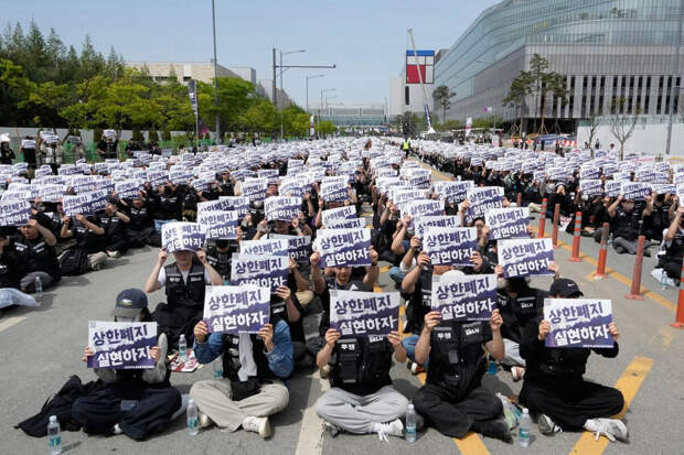 Bloomberg: более 30 тысяч работников Samsung вышли на митинг и потребовали премию