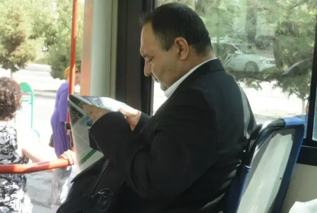 Привычка безоговорочно верить новостям и газетам.