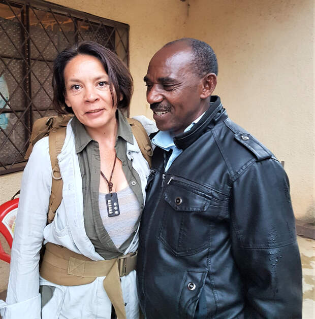 Оксана покорила своим обаянием бурундийского пограничного начальника, Бурунди