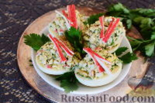 Фото к рецепту: Яйца, фаршированные крабовыми палочками