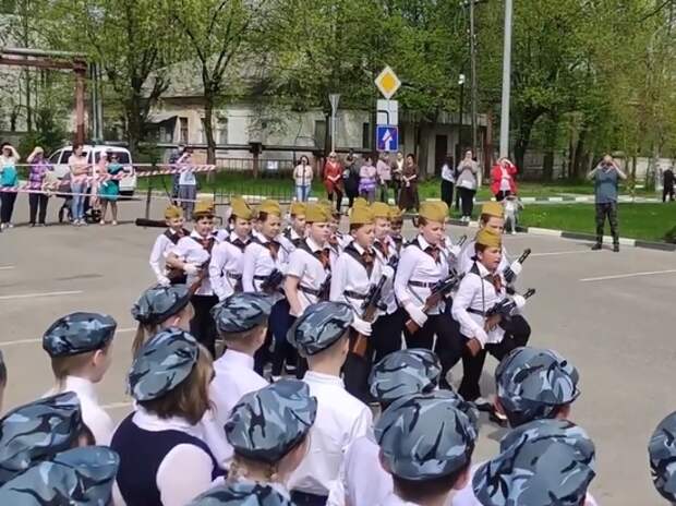 "Мы русские, с нами Бог!": подмосковные третьеклассники промаршировали с автоматами