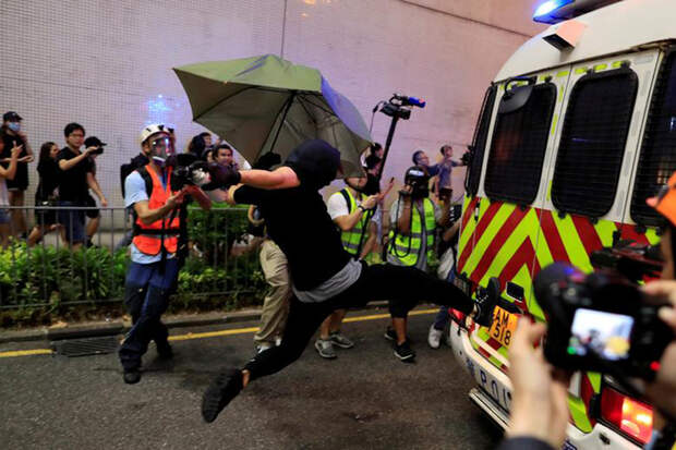 HK-Protester-Kicks