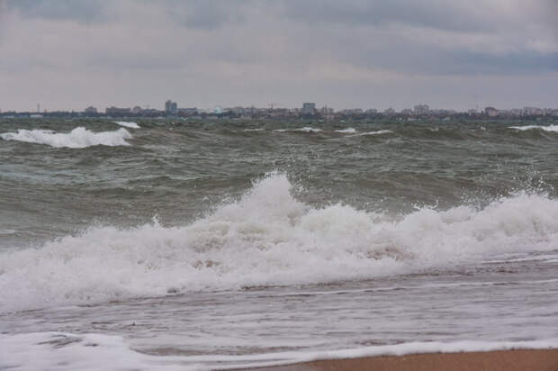 В Крыму ввели режим повышенной готовности: ожидаются паводки, гололед и ураганный ветер