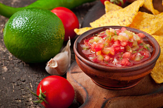 A teen girl and her mom sparked a health department investigation after she took a stand against reusing chips and salsa in the restaurant where she worked.