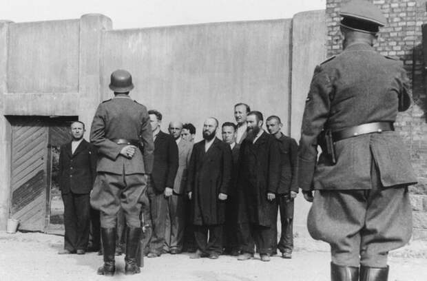 Кого из советских граждан немцы не брали в плен