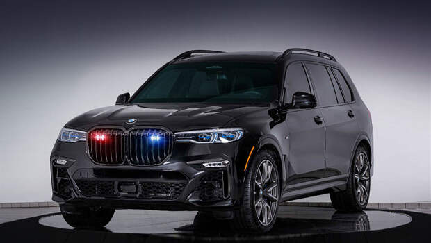 Bmw x7,Bmw inkas x7. Внешне броневик почти ничем себя не выдаёт, хотя все стёкла заменены на многослойные пуленепробиваемые (судьба панорамной крыши неясна). Мог бы прикинуться семейным перевозчиком, ведь внутри сохранились три ряда сидений. Вряд ли разгон до сотни ещё занимает 4,7 с.