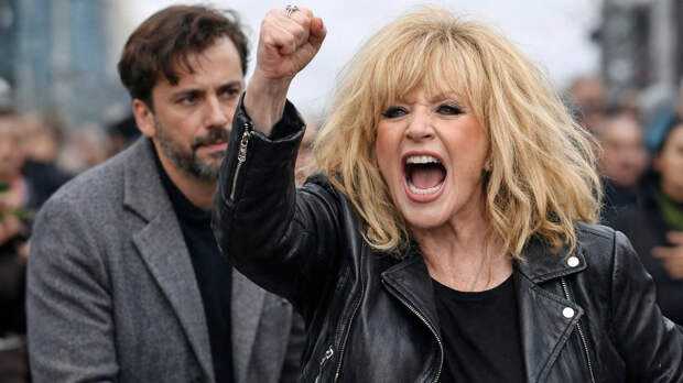 Ну-ка - что это за штука: Пугачёва и Галкин* закрепились в России. Снова