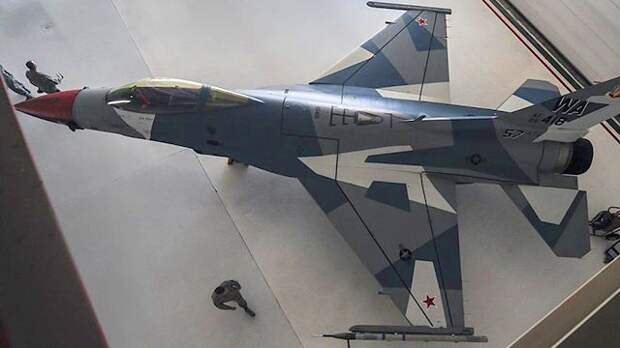 США раскрасили самолет "условного противника" в камуфляж российского Су-35 Для большей реалистичности американцы нарисовали на крыльях самолета красные звезды ВВС России.