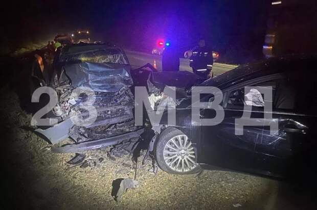 Жесткое ДТП на встречке: на Кубани столкнулись две иномарки, много пострадавших