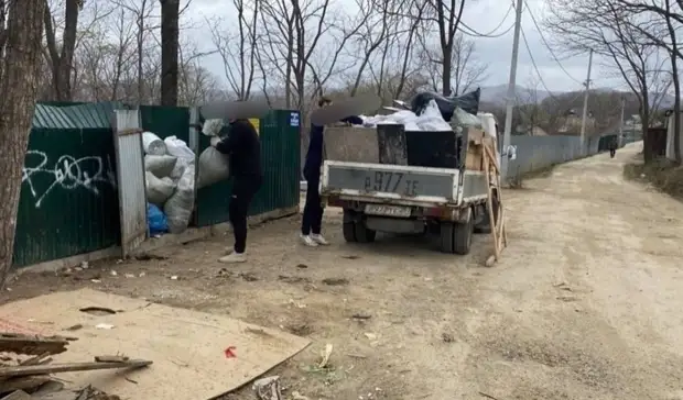 Они зарабатывают деньги: скандальные парни попались на нехорошем в Приморье